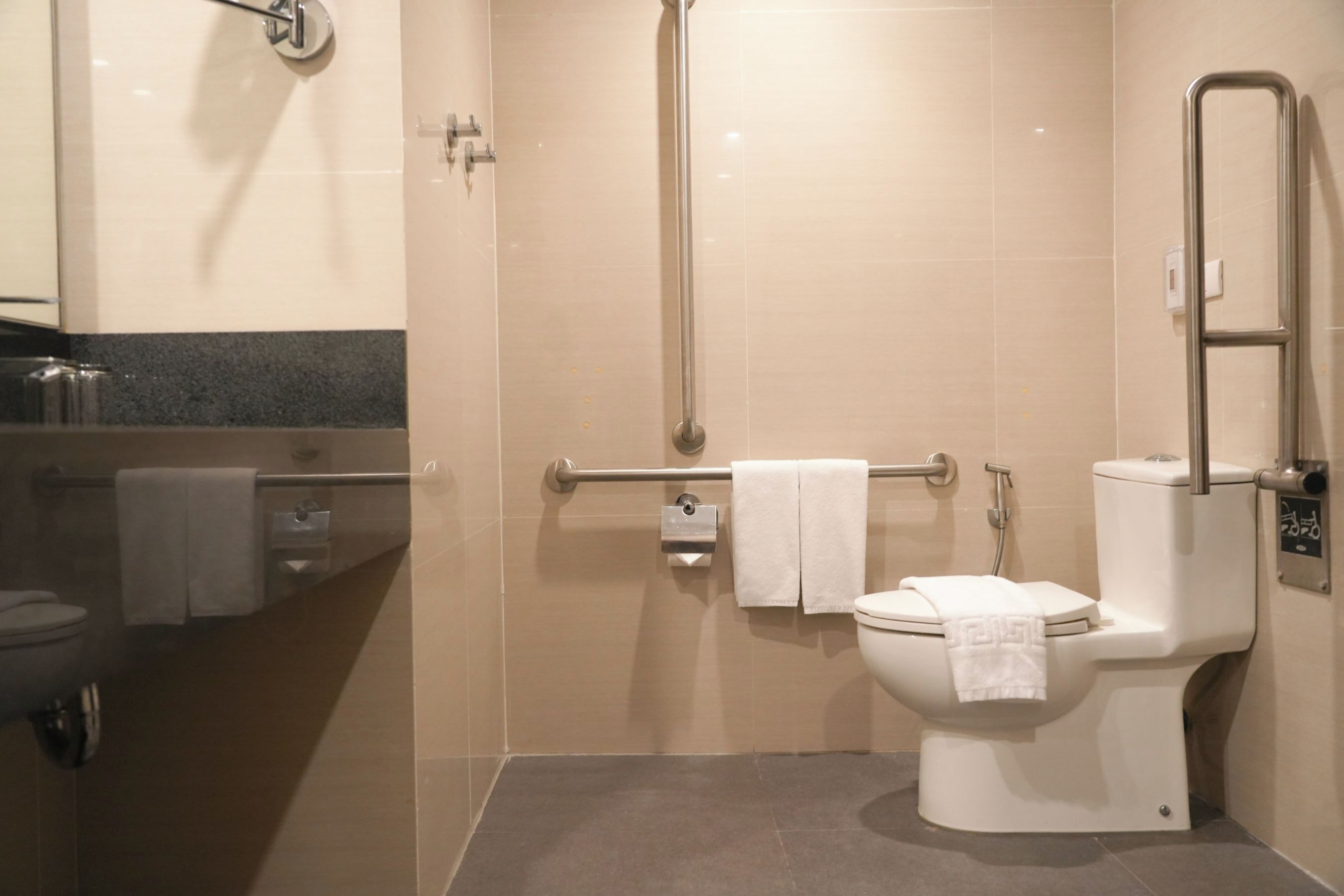Twin Beds with Extra Space Infront of NAIA T3, Manila Airport, Pasay City | Bathroom