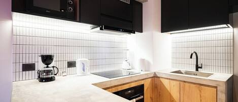 Réfrigérateur, micro-ondes, four, plaque de cuisson