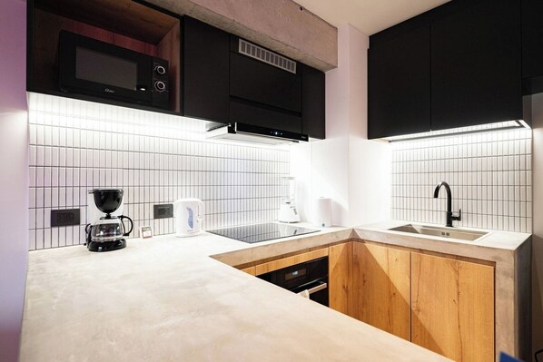 Køleskab, mikrobølgeovn, ovn, kogeplade