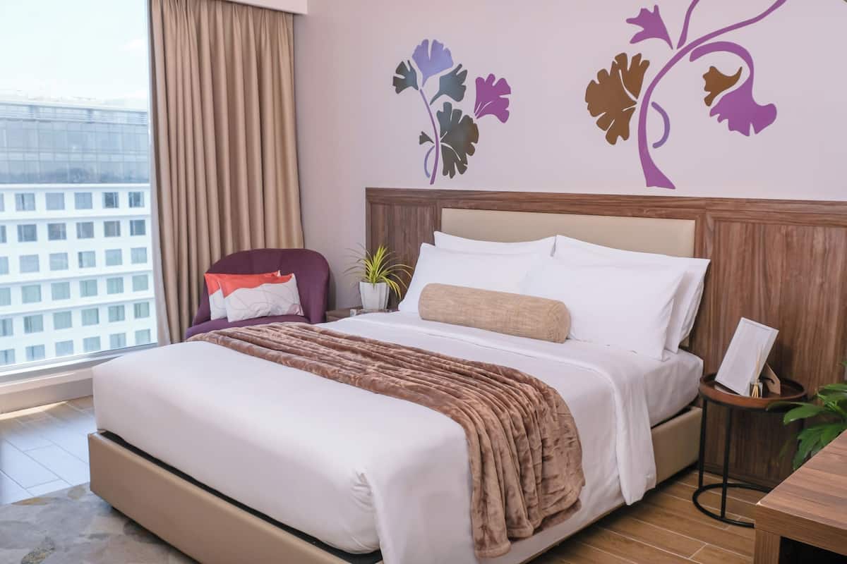 In-room safe, individually furnished, desk, laptop workspace