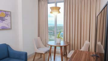 Camera Executive, vista città | Una cassaforte in camera, con arredamento individuale, una scrivania