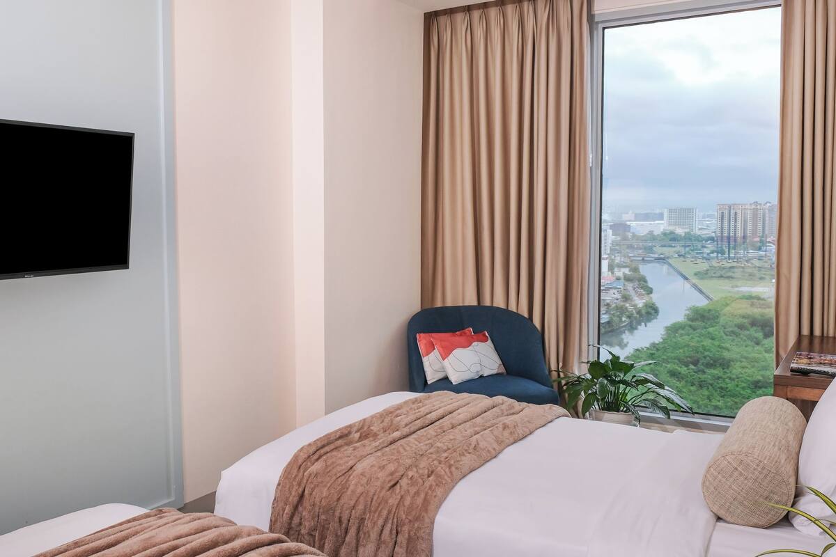 In-room safe, individually furnished, desk, laptop workspace