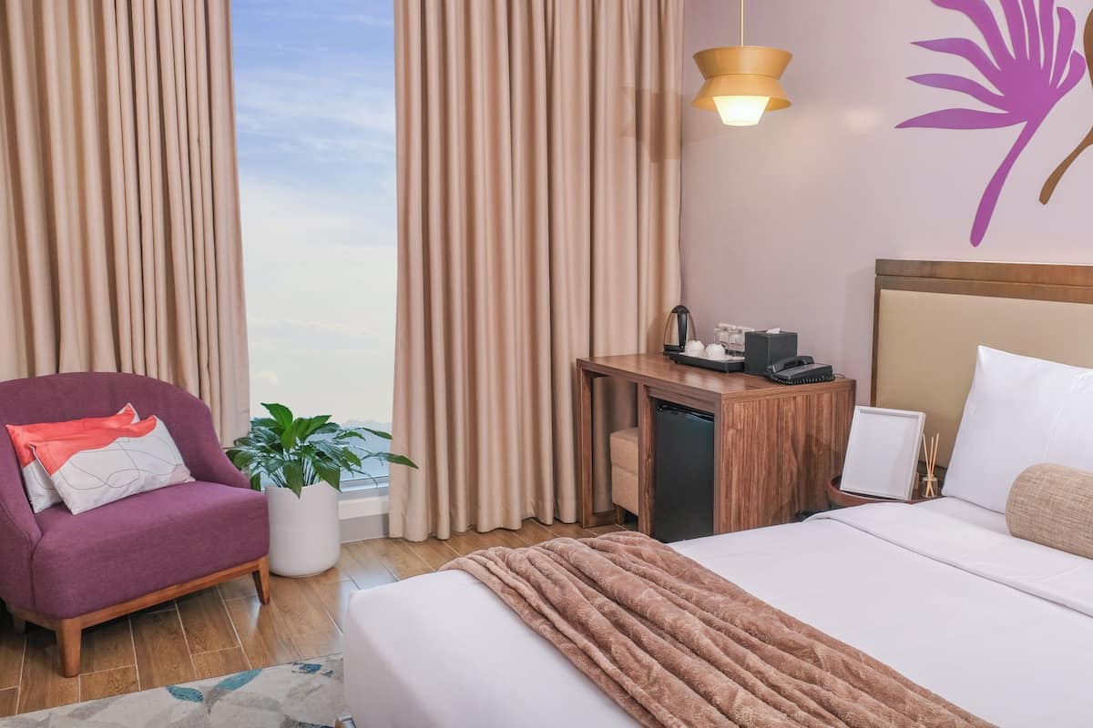 In-room safe, individually furnished, desk, laptop workspace