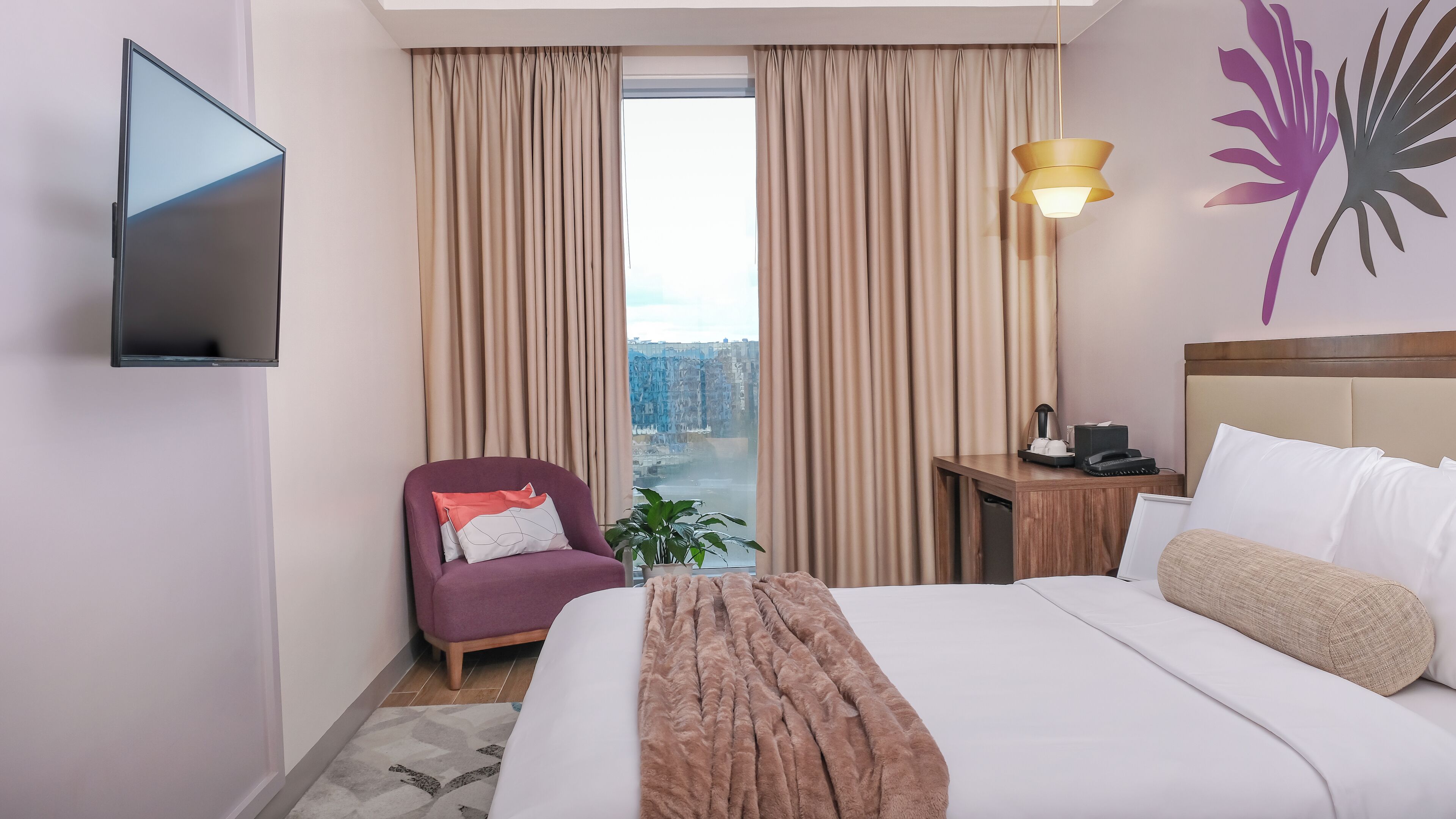 Queen Bed near NAIA Manila Bay, Entertainment City | In-room safe, individually furnished, desk, laptop workspace