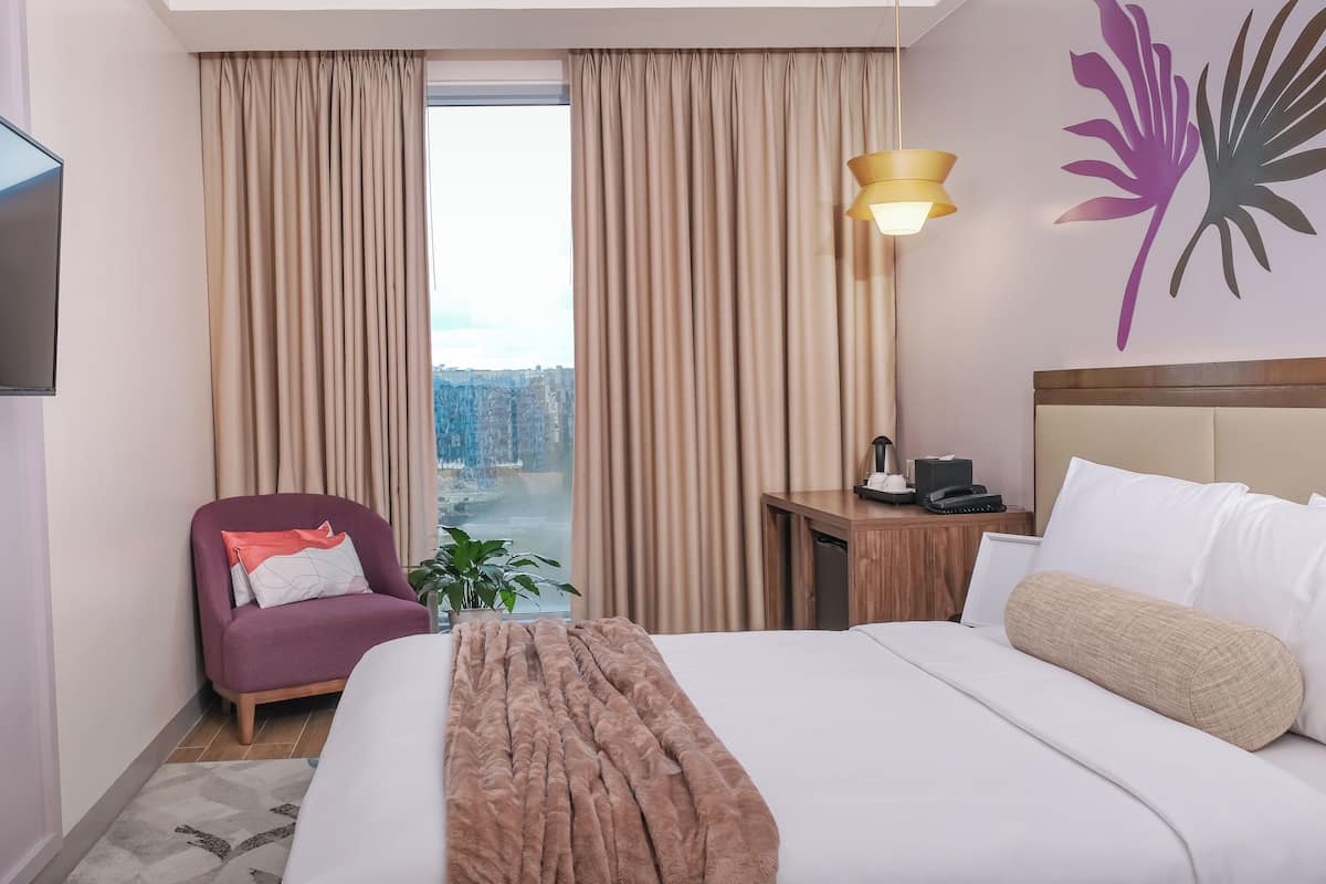 Classic-dobbeltværelse - byudsigt | Pengeskab på værelset, individuel indretning, skrivebord