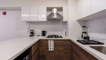 Refrigerador, microondas, parrilla de estufa y lavavajillas