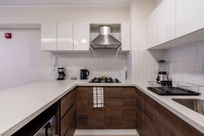 Fridge, microwave, stovetop, dishwasher