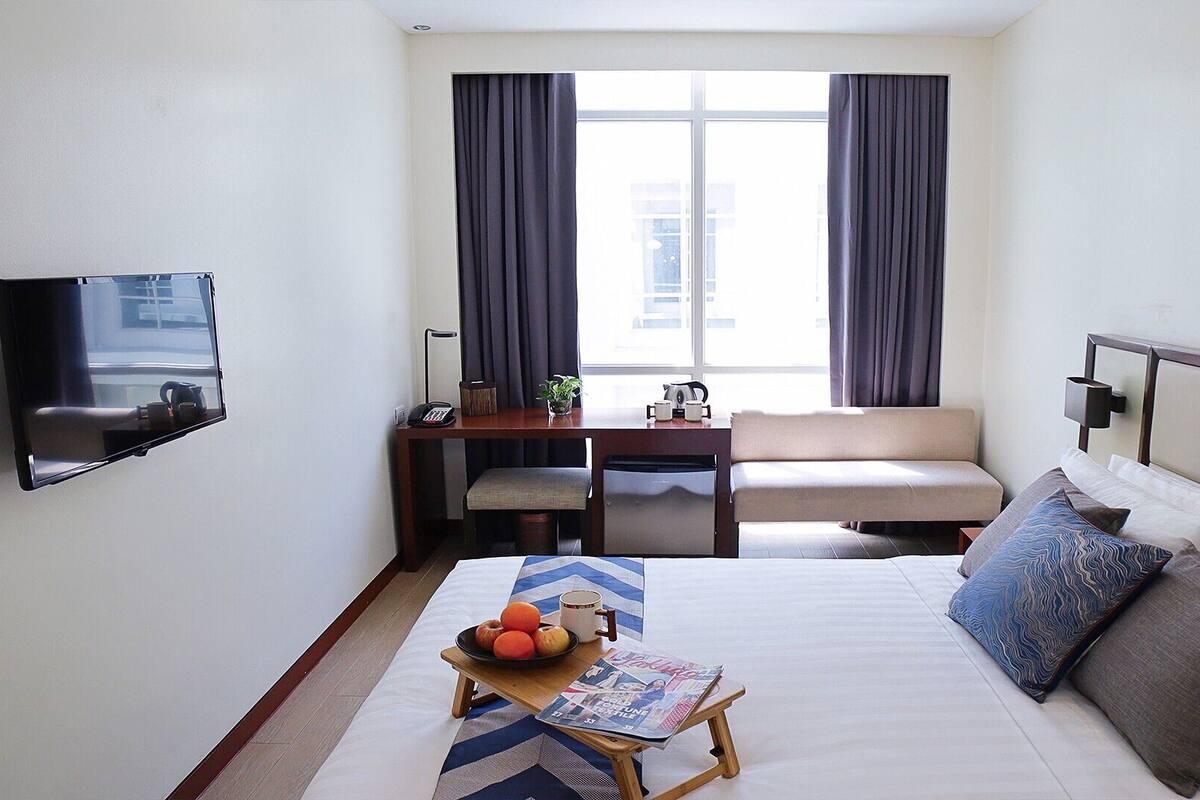 Queen Bed Next to Chinatown Mall in Binondo, Manila | In-room safe, desk, laptop workspace, WiFi (free)