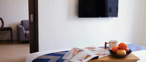 Caja de seguridad en la habitación y escritorio