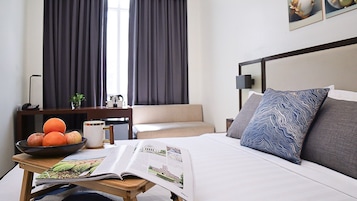 Queen Bed Next to Chinatown Mall in Binondo, Manila | In-room safe, desk, laptop workspace, free WiFi
