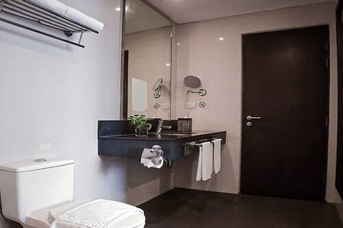 Junior kamer | Badkamer | Een douche, gratis toiletartikelen, een haardroger, een bidet