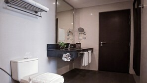 Junior Suite Near Binondo Church, Chinatown Manila | Bathroom | Shower, free toiletries, hair dryer, bidet - MCollection - Private Rooms in Historic Manila Chinatown (Manila)