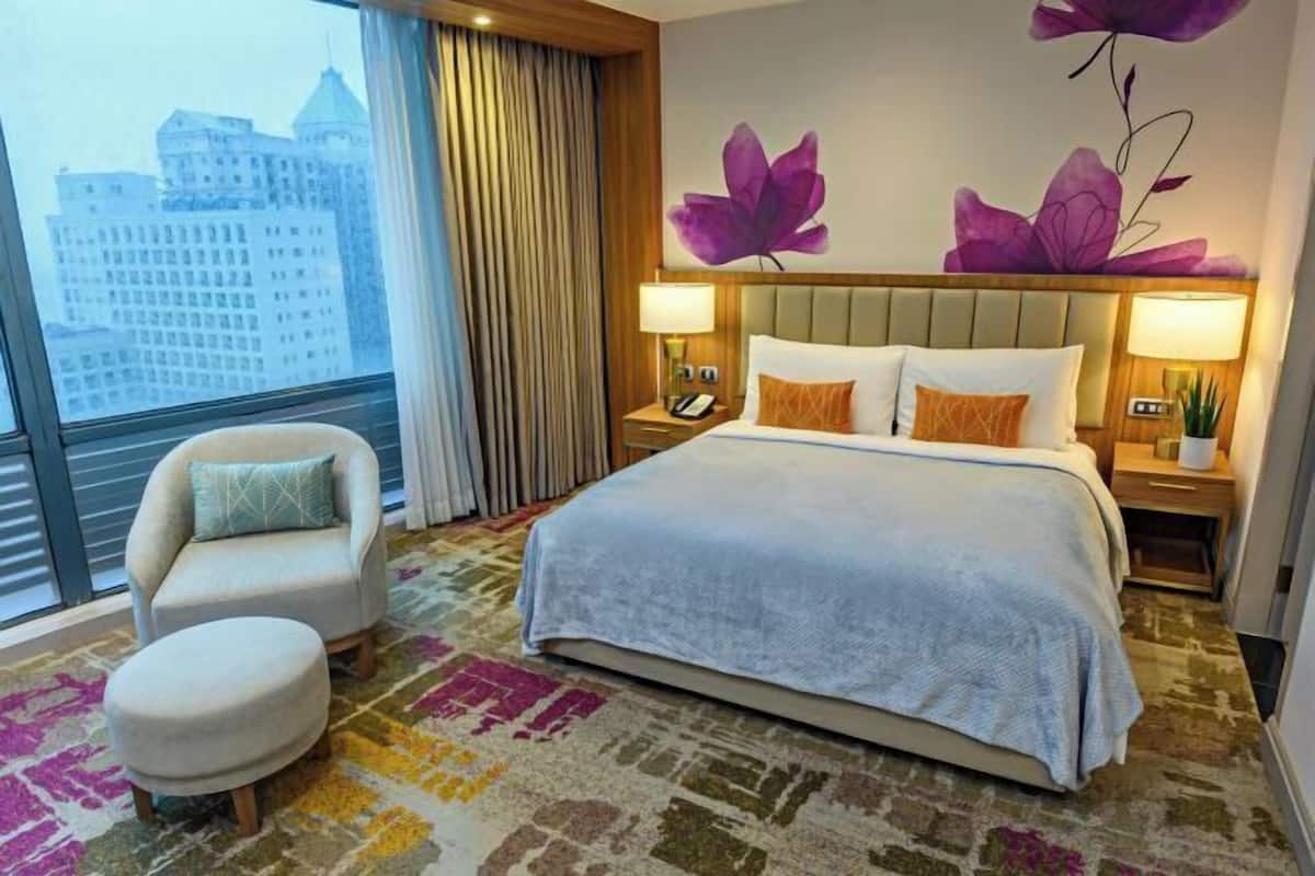 Caja de seguridad en la habitación y escritorio