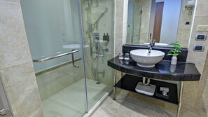 Habitación clásica doble, vistas a la ciudad | Baño | Ducha, artículos de higiene personal gratuitos, bidé y toallas