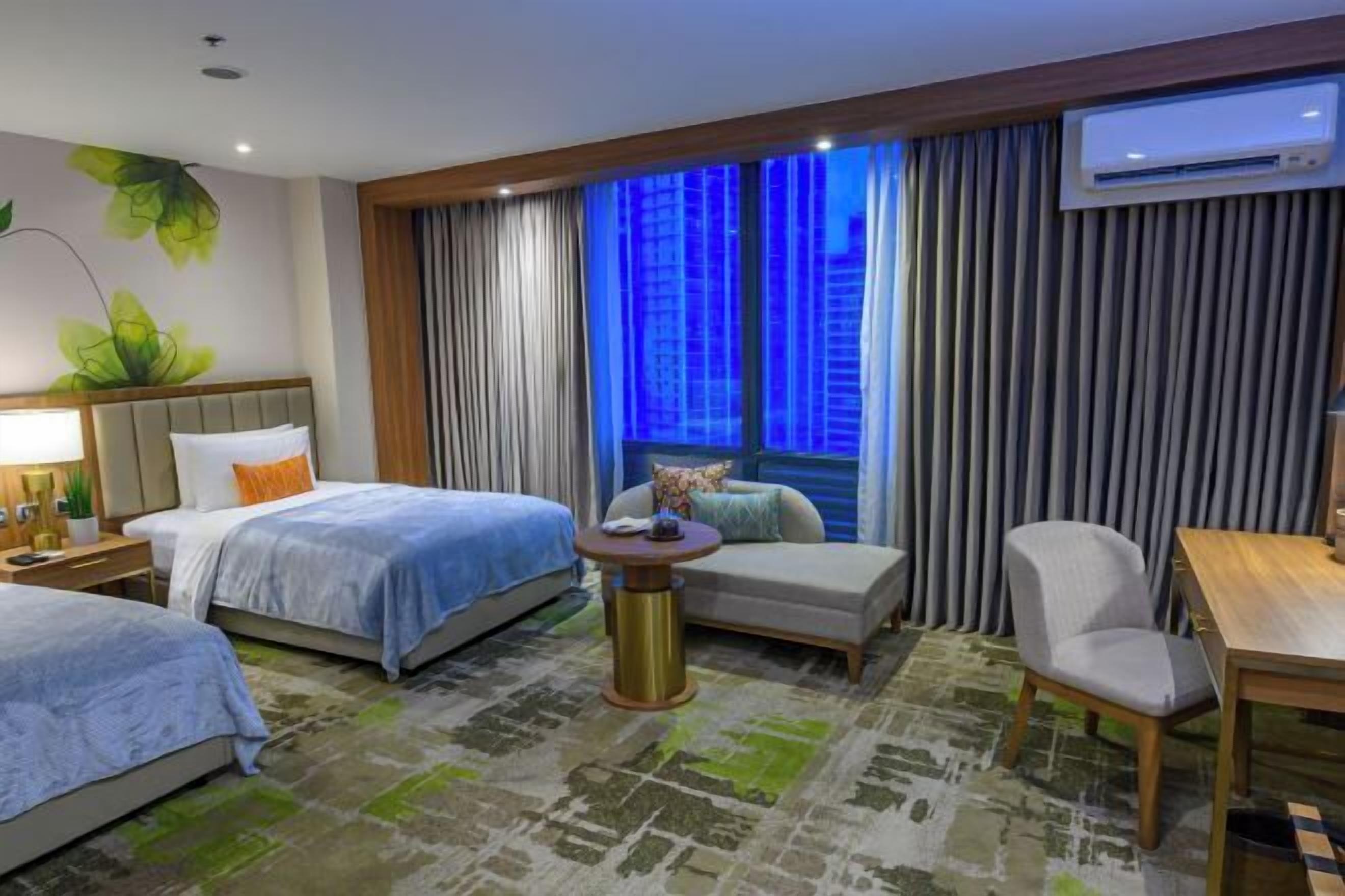 Caja de seguridad en la habitación y escritorio 