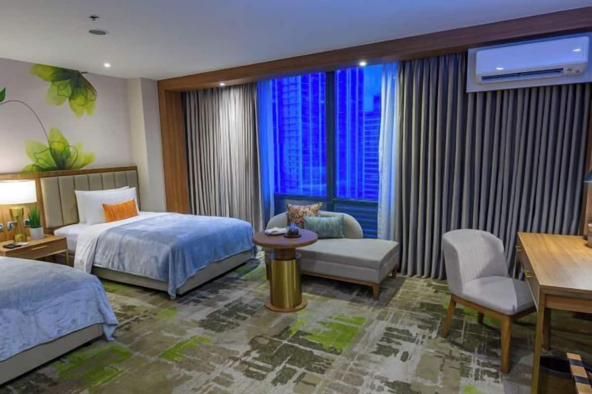 Caja de seguridad en la habitación y escritorio