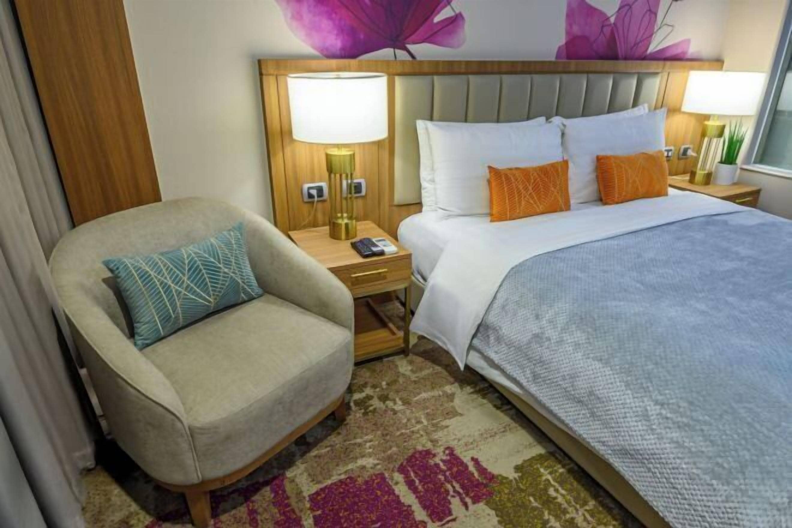 Caja de seguridad en la habitación y escritorio 