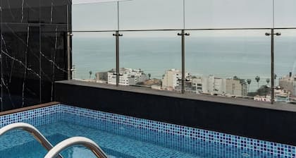 geko| Lipstick _1BR one block from MAC museum