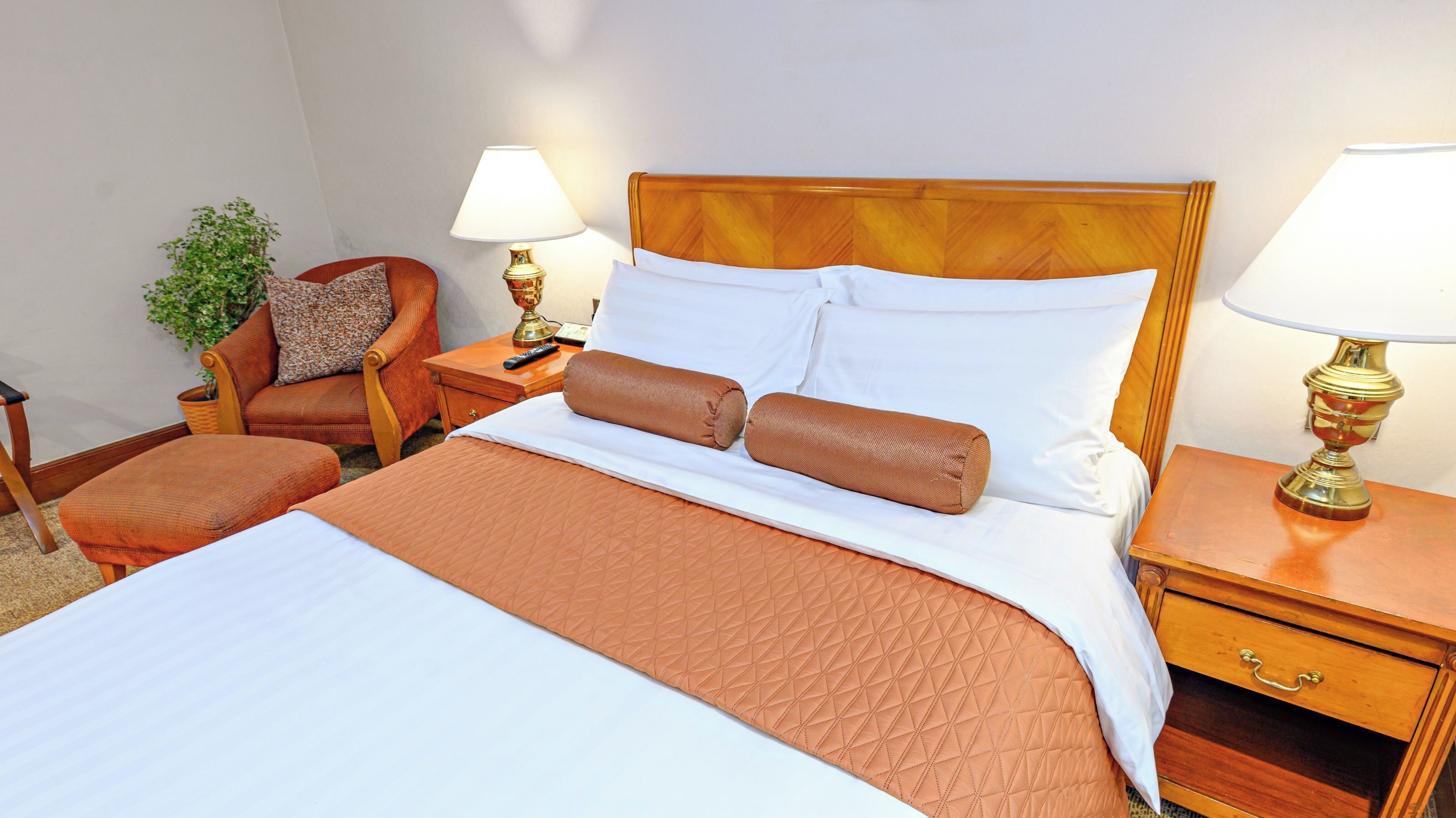 클래식룸, 퀸사이즈침대 1개 | 객실 내 금고, 책상, 노트북 작업 공간, 암막 커튼