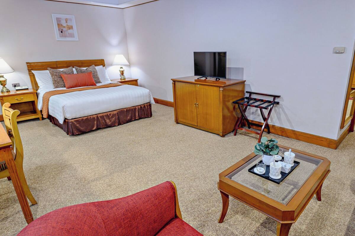 Quarto casal júnior, 1 cama Queen | Cofres nos quartos, escrivaninha, espaço de trabalho para notebook
