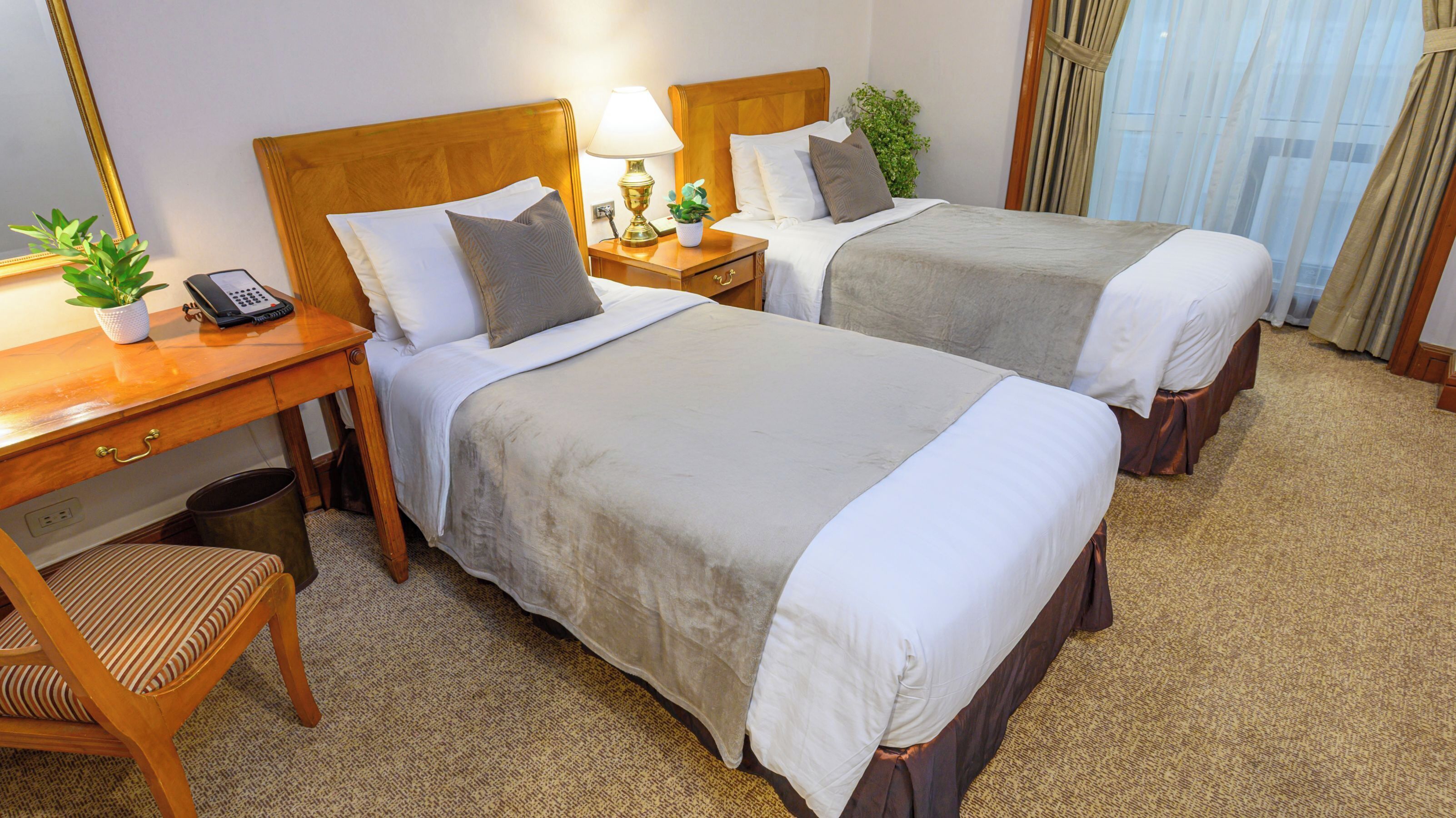 클래식 트윈룸, 싱글침대 2개 | 객실 내 금고, 책상, 노트북 작업 공간, 암막 커튼