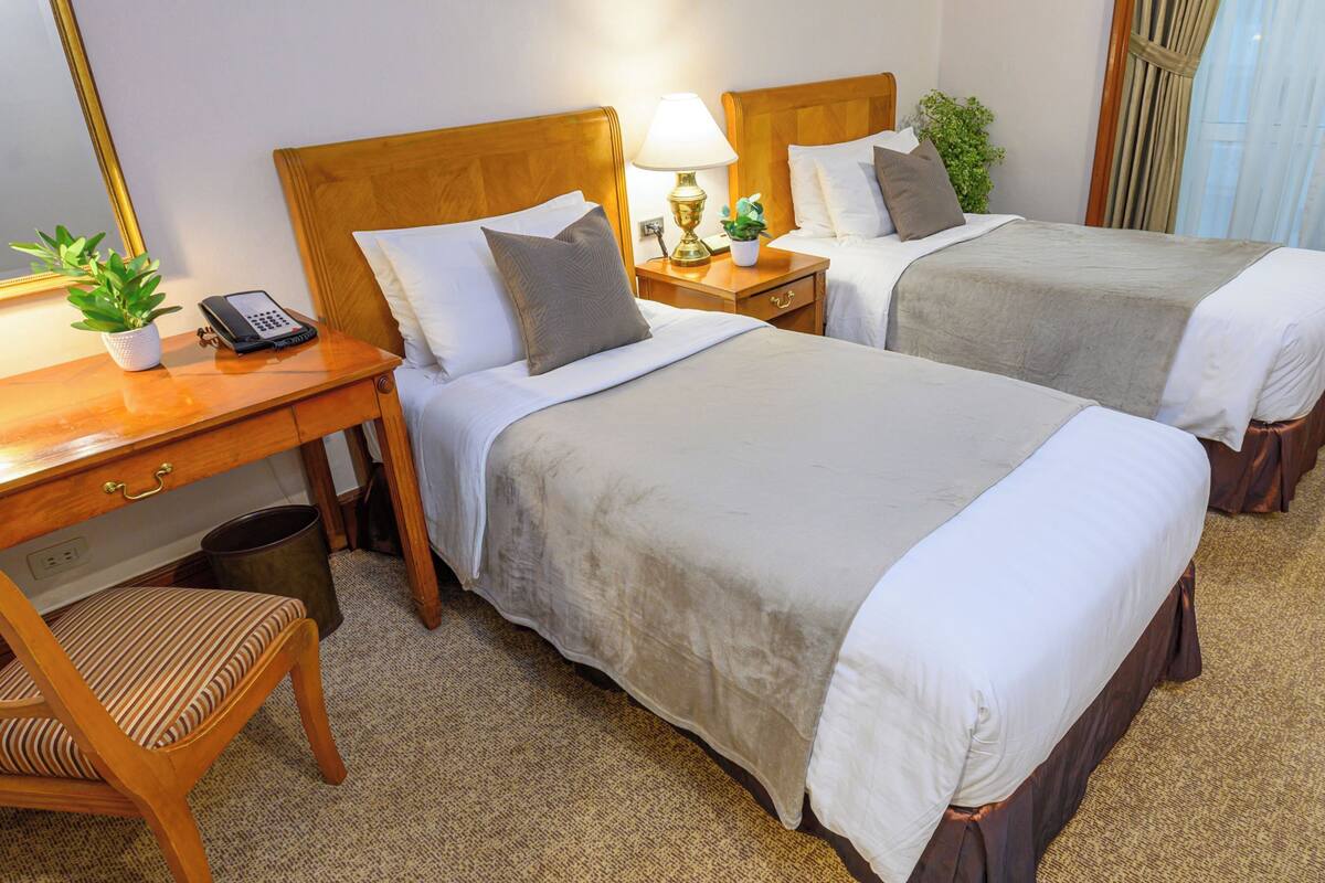 Quarto duplo clássico, 2 camas de solteiro | Cofres nos quartos, escrivaninha, espaço de trabalho para notebook