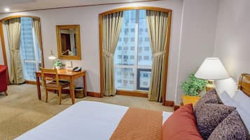 Kamar Double Junior, 1 Tempat Tidur Queen | Brankas, meja kerja, ruang kerja ramah laptop, dan tirai kedap cahaya