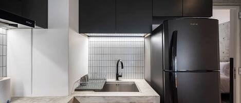 Køleskab, mikrobølgeovn, ovn, kogeplade