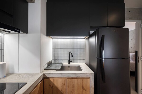 Réfrigérateur, micro-ondes, four, plaque de cuisson