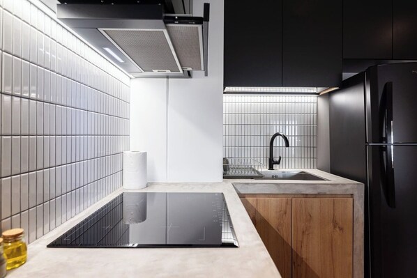 Fridge, microwave, oven, stovetop