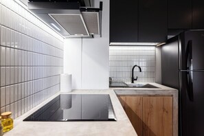 Geladeira, micro-ondas, fogão, cooktop