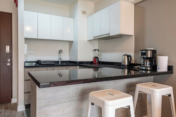 ثلاجة، ميكروويف، فرن، موقد طهي مسطح