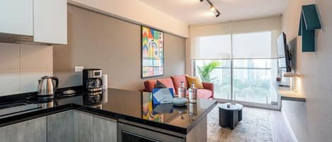 雪櫃、微波爐、焗爐、爐具