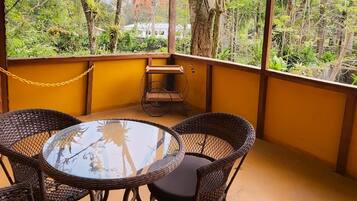 Quarto triplo superior | Área de estar | TV