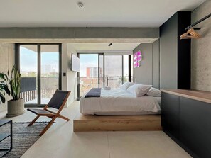 Tabla de planchar con plancha, cuna de viaje, wifi y ropa de cama