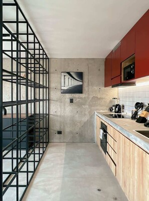 Wasserkocher mit Kaffee-/Teezubehör, Kühlschrank, Mikrowelle, Ofen
