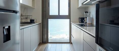 ميكروويف، ماكينة لصنع القهوة/الشاي، مستلزمات طهي/أطباق/أوعية