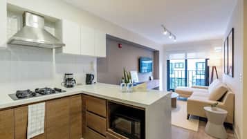 Refrigerador, microondas, parrilla de estufa y cafetera y tetera