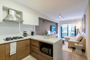 Réfrigérateur, micro-ondes, plaque de cuisson, cafetière/bouilloire