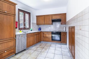 Fridge, oven, stovetop, dishwasher