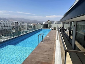 Ein Pool auf dem Dach mit freiem Blick auf die Stadt.