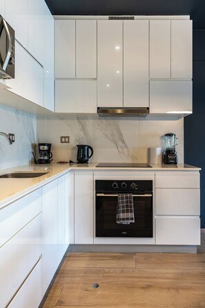 ثلاجة، ميكروويف، فرن، موقد طهي مسطح