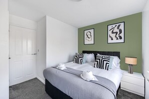 2 dormitorios, tabla de planchar con plancha, cuna de viaje