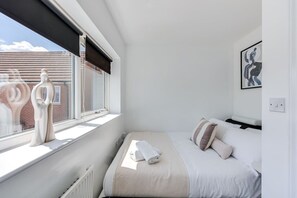 2 bedrooms, iron/ironing board, travel cot, free WiFi