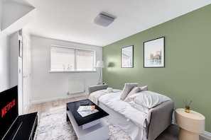 2 habitaciones, tabla de planchar con plancha y cuna de viaje 