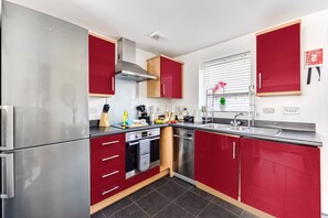 Een koelkast, een microgolfoven, een oven, een kookplaat