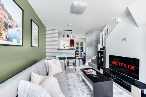 Stylish House • Driveway Parking • Self-Check-In • Fast WiFi • Smart TV • Yoko Property