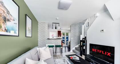 Stylish House • Driveway Parking • Self-Check-In • Fast WiFi • Smart TV • Yoko Property