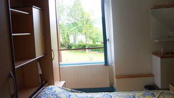 5 bedrooms, iron/ironing board