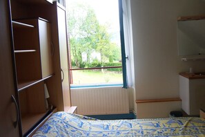 5 bedrooms, iron/ironing board